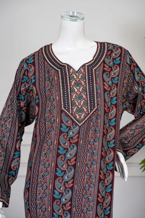 جلابية نسائية مزينة بنقوش و تطريزات ملونة ياقة دائرية و بأكمام طويلة 