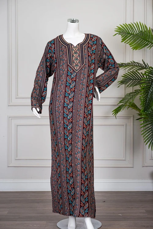 جلابية نسائية مزينة بنقوش و تطريزات ملونة ياقة دائرية و بأكمام طويلة