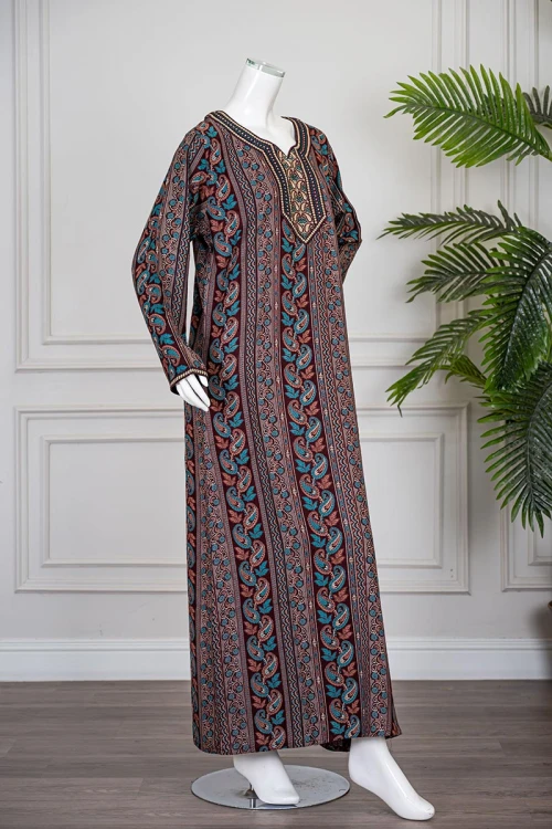 جلابية نسائية مزينة بنقوش و تطريزات ملونة ياقة دائرية و بأكمام طويلة