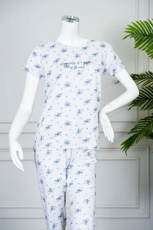 بيجاما نسائية قطعتين لون رمادي مشجر بلوزة بياقة دائرية مزينة بكتابات من الأمام و بأكمام قصيرة مع بنطلون طويل 