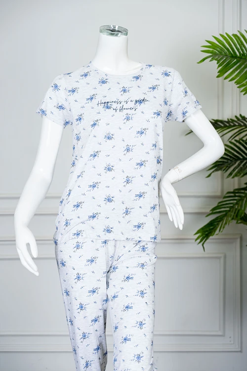 بيجاما نسائية قطعتين لون رمادي مشجر بلوزة بياقة دائرية مزينة بكتابات من الأمام و بأكمام قصيرة مع بنطلون طويل