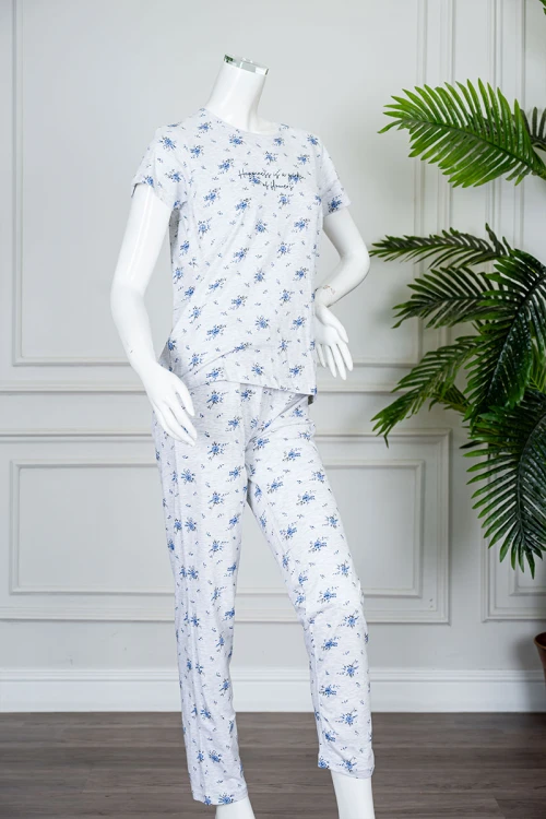 بيجاما نسائية قطعتين لون رمادي مشجر بلوزة بياقة دائرية مزينة بكتابات من الأمام و بأكمام قصيرة مع بنطلون طويل