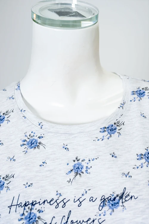 بيجاما نسائية قطعتين لون رمادي مشجر بلوزة بياقة دائرية مزينة بكتابات من الأمام و بأكمام قصيرة مع بنطلون طويل