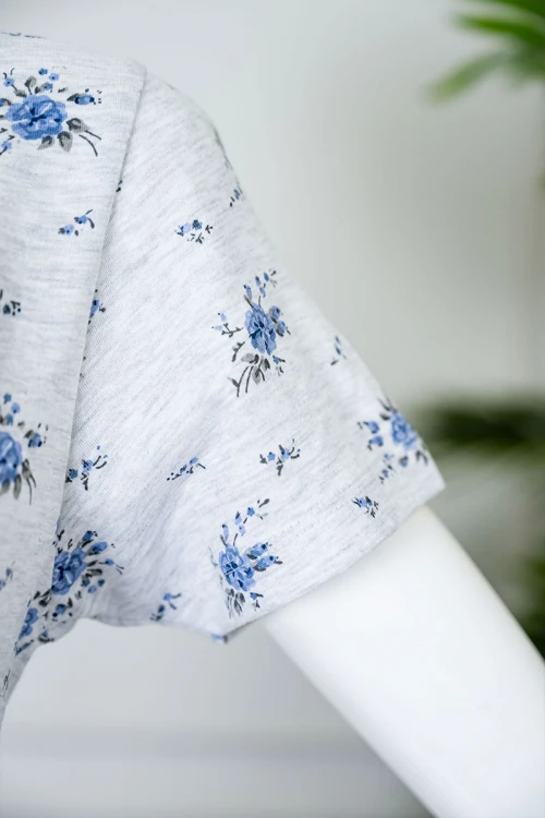 بيجاما نسائية قطعتين لون رمادي مشجر بلوزة بياقة دائرية مزينة بكتابات من الأمام و بأكمام قصيرة مع بنطلون طويل