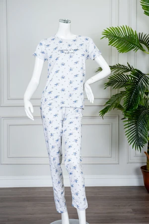 بيجاما نسائية قطعتين لون رمادي مشجر بلوزة بياقة دائرية مزينة بكتابات من الأمام و بأكمام قصيرة مع بنطلون طويل 