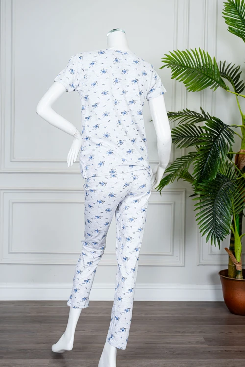 بيجاما نسائية قطعتين لون رمادي مشجر بلوزة بياقة دائرية مزينة بكتابات من الأمام و بأكمام قصيرة مع بنطلون طويل