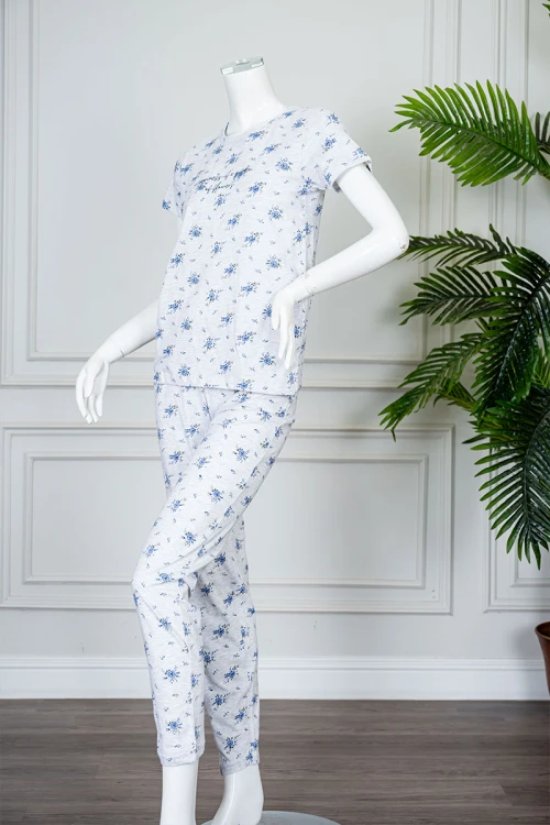 بيجاما نسائية قطعتين لون رمادي مشجر بلوزة بياقة دائرية مزينة بكتابات من الأمام و بأكمام قصيرة مع بنطلون طويل