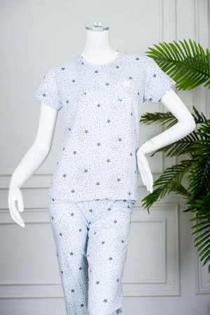 بيجاما نسائية قطعتين لون سماوي منقطة و مزينة بالنجوم بلوزة بياقة دائرية بكتابات من الأمام و بأكمام قصيرة مع بنطلون طويل 