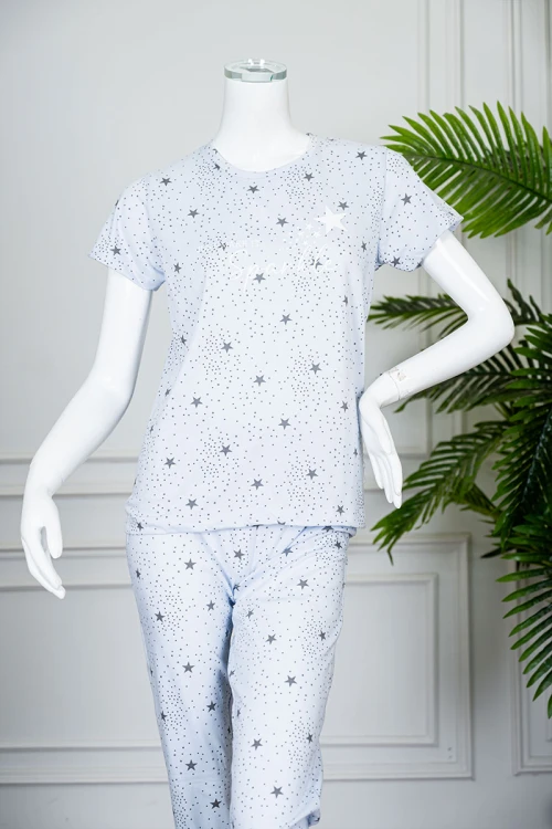 بيجاما نسائية قطعتين لون سماوي منقطة و مزينة بالنجوم بلوزة بياقة دائرية بكتابات من الأمام و بأكمام قصيرة مع بنطلون طويل