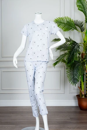 بيجاما نسائية قطعتين لون سماوي منقطة و مزينة بالنجوم بلوزة بياقة دائرية بكتابات من الأمام و بأكمام قصيرة مع بنطلون طويل 