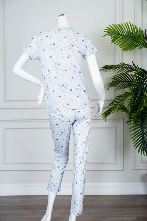 بيجاما نسائية قطعتين لون سماوي منقطة و مزينة بالنجوم بلوزة بياقة دائرية بكتابات من الأمام و بأكمام قصيرة مع بنطلون طويل