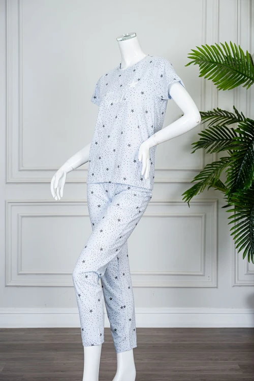 بيجاما نسائية قطعتين لون سماوي منقطة و مزينة بالنجوم بلوزة بياقة دائرية بكتابات من الأمام و بأكمام قصيرة مع بنطلون طويل
