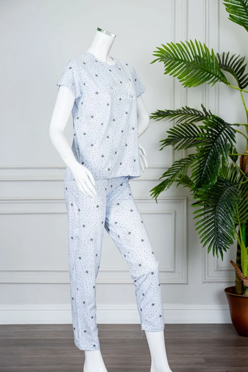 بيجاما نسائية قطعتين لون سماوي منقطة و مزينة بالنجوم بلوزة بياقة دائرية بكتابات من الأمام و بأكمام قصيرة مع بنطلون طويل
