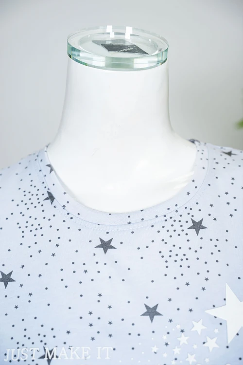 بيجاما نسائية قطعتين لون سماوي منقطة و مزينة بالنجوم بلوزة بياقة دائرية بكتابات من الأمام و بأكمام قصيرة مع بنطلون طويل