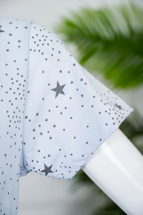 بيجاما نسائية قطعتين لون سماوي منقطة و مزينة بالنجوم بلوزة بياقة دائرية بكتابات من الأمام و بأكمام قصيرة مع بنطلون طويل