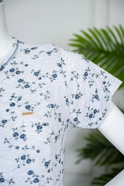 بيجاما نسائية قطعتين لون رمادي مشجر بلوزة بأزرار من الياقة و بأكمام قصيرة مع بنطلون طويل