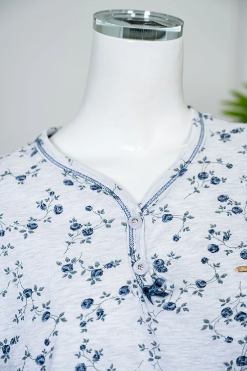 بيجاما نسائية قطعتين لون رمادي مشجر بلوزة بأزرار من الياقة و بأكمام قصيرة مع بنطلون طويل