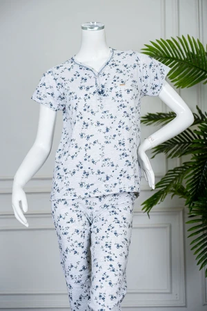 بيجاما نسائية قطعتين لون رمادي مشجر بلوزة بأزرار من الياقة و بأكمام قصيرة مع بنطلون طويل 