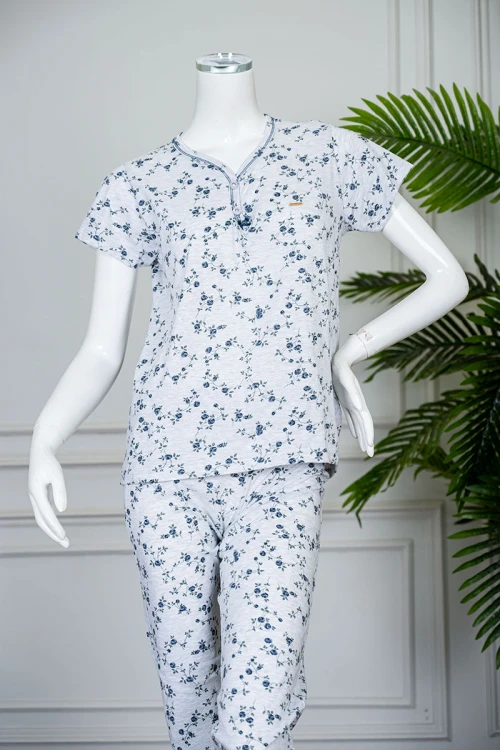 بيجاما نسائية قطعتين لون رمادي مشجر بلوزة بأزرار من الياقة و بأكمام قصيرة مع بنطلون طويل