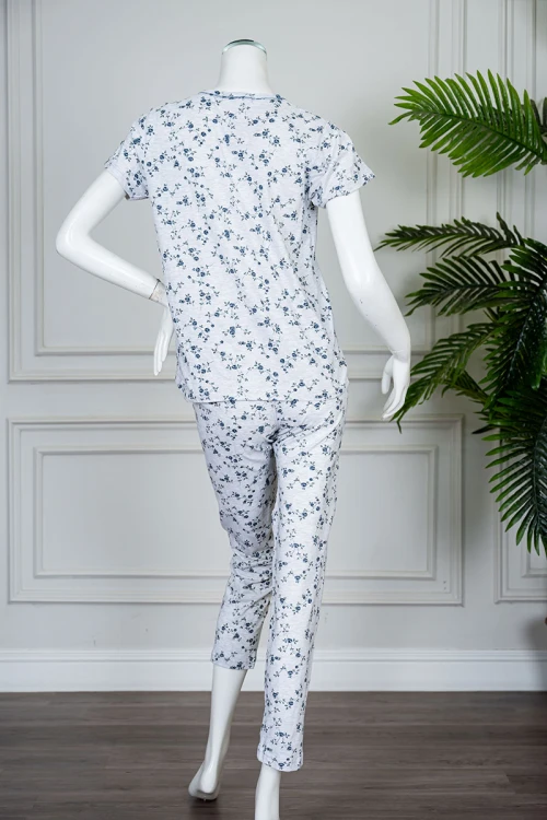 بيجاما نسائية قطعتين لون رمادي مشجر بلوزة بأزرار من الياقة و بأكمام قصيرة مع بنطلون طويل