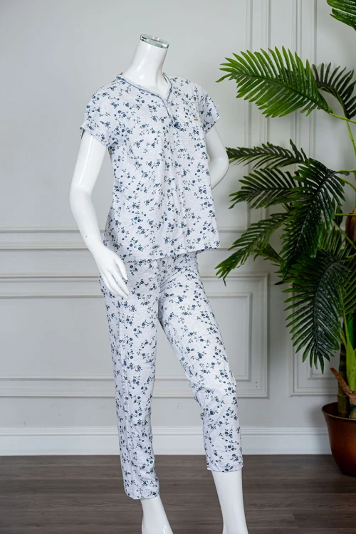 بيجاما نسائية قطعتين لون رمادي مشجر بلوزة بأزرار من الياقة و بأكمام قصيرة مع بنطلون طويل