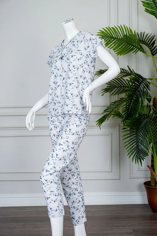 بيجاما نسائية قطعتين لون رمادي مشجر بلوزة بأزرار من الياقة و بأكمام قصيرة مع بنطلون طويل