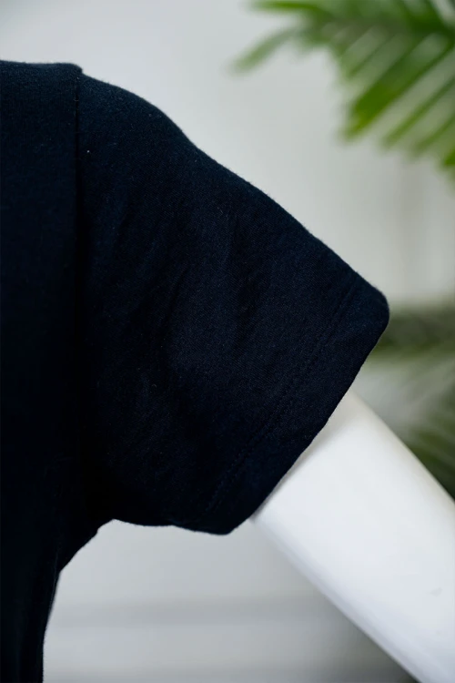 بيجاما نسائية قطعتين بلوزة لون كحلي بياقة دائرية مزينة بكتابات من الأمام و بأكمام قصيرة مع بنطلون اوف وايت طويل مزين بالقلوب