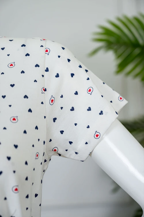 بيجاما-نسائية-قطعتين-لون-اوف-وايت-مزين-بالقلوب-بلوزة-