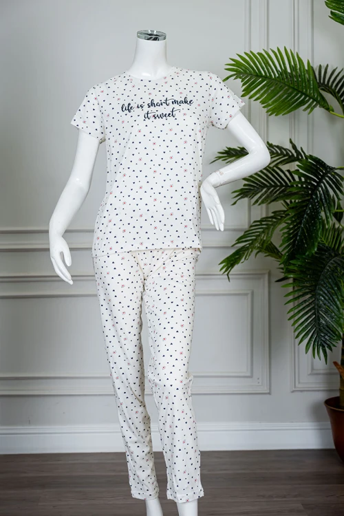 بيجاما-نسائية-قطعتين-لون-اوف-وايت-مزين-بالقلوب-بلوزة-