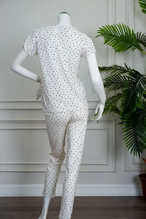 بيجاما-نسائية-قطعتين-لون-اوف-وايت-مزين-بالقلوب-بلوزة-