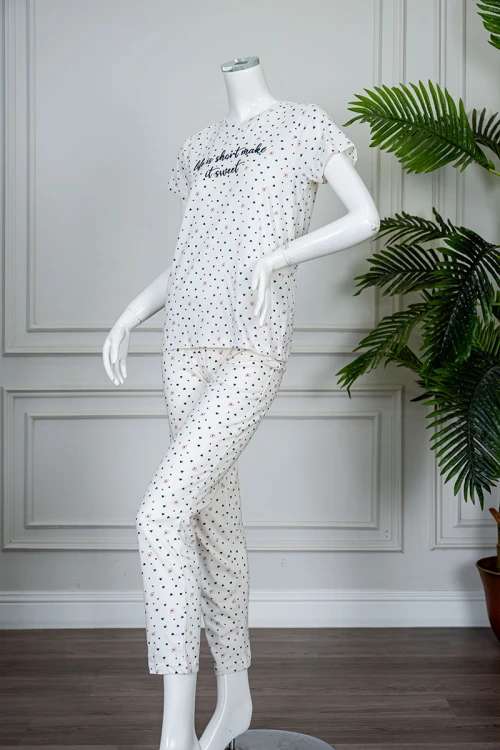 بيجاما-نسائية-قطعتين-لون-اوف-وايت-مزين-بالقلوب-بلوزة-