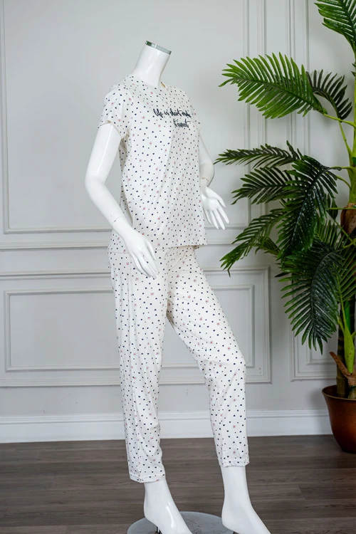 بيجاما-نسائية-قطعتين-لون-اوف-وايت-مزين-بالقلوب-بلوزة-