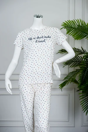 بيجاما نسائية قطعتين لون اوف وايت مزين بالقلوب بلوزة بياقة دائرية بكتابات من الأمام و بأكمام قصيرة مع بنطلون طويل 