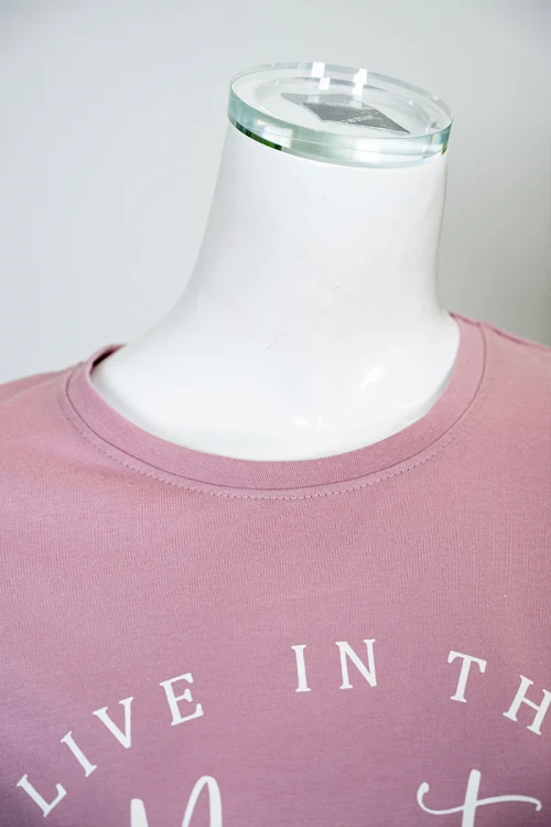 بيجاما نسائية قطعتين لون وردي بلوزة بياقة دائرية مزينة بكتابات من الأمام و بأكمام قصيرة مع بنطلون طويل مشجر