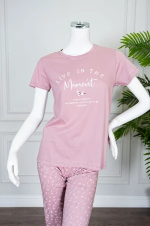 بيجاما نسائية قطعتين لون وردي بلوزة بياقة دائرية مزينة بكتابات من الأمام و بأكمام قصيرة مع بنطلون طويل مشجر