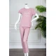 بيجاما نسائية قطعتين لون وردي بلوزة بياقة دائرية مزينة بكتابات من الأمام و بأكمام قصيرة مع بنطلون طويل مشجر