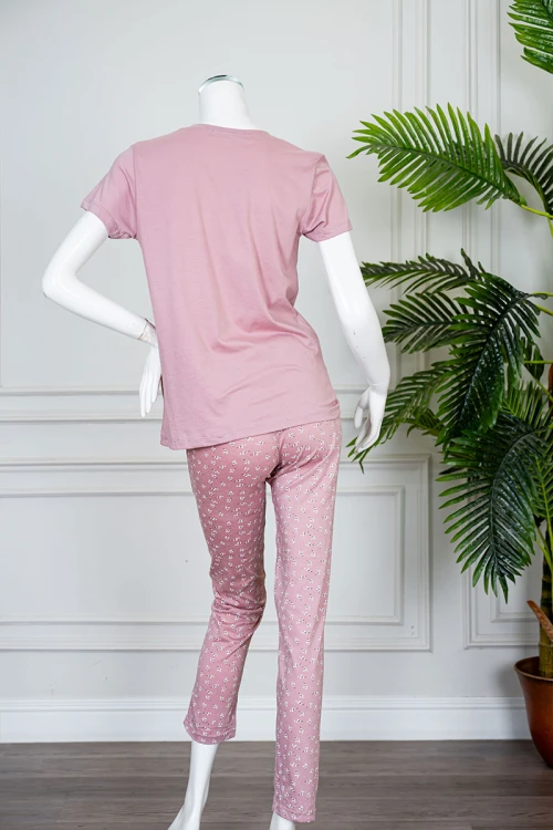 بيجاما نسائية قطعتين لون وردي بلوزة بياقة دائرية مزينة بكتابات من الأمام و بأكمام قصيرة مع بنطلون طويل مشجر