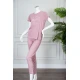 بيجاما نسائية قطعتين لون وردي بلوزة بياقة دائرية مزينة بكتابات من الأمام و بأكمام قصيرة مع بنطلون طويل مشجر