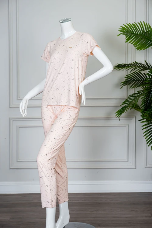 بيجاما نسائية قطعتين لون خربزي منقطة بلوزة بياقة دائرية و بأكمام قصيرة مع بنطلون طويل