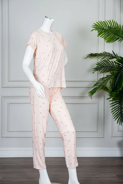 بيجاما نسائية قطعتين لون خربزي منقطة بلوزة بياقة دائرية و بأكمام قصيرة مع بنطلون طويل