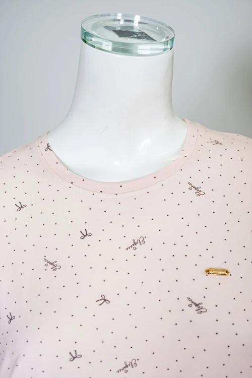 بيجاما نسائية قطعتين لون خربزي منقطة بلوزة بياقة دائرية و بأكمام قصيرة مع بنطلون طويل