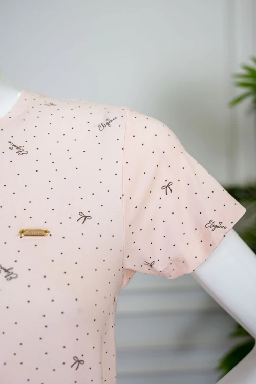 بيجاما نسائية قطعتين لون خربزي منقطة بلوزة بياقة دائرية و بأكمام قصيرة مع بنطلون طويل