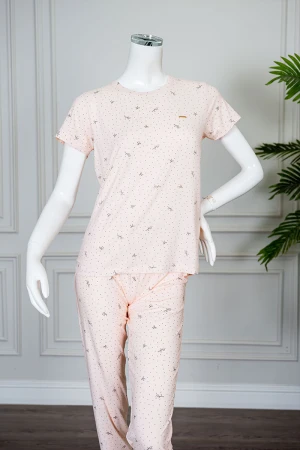 بيجاما نسائية قطعتين لون خربزي منقطة بلوزة بياقة دائرية و بأكمام قصيرة مع بنطلون طويل 