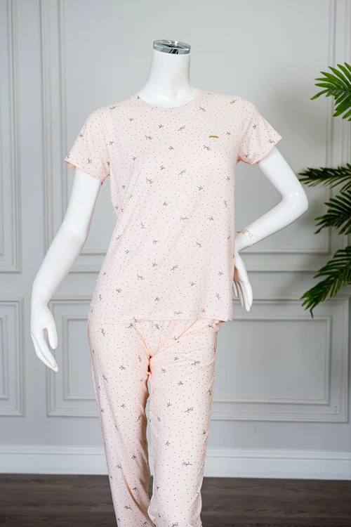 بيجاما نسائية قطعتين لون خربزي منقطة بلوزة بياقة دائرية و بأكمام قصيرة مع بنطلون طويل