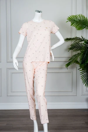 بيجاما نسائية قطعتين لون خربزي منقطة بلوزة بياقة دائرية و بأكمام قصيرة مع بنطلون طويل 
