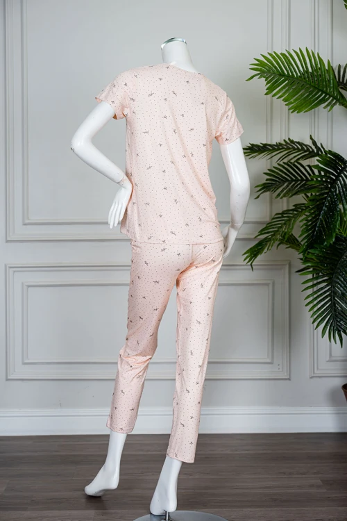 بيجاما نسائية قطعتين لون خربزي منقطة بلوزة بياقة دائرية و بأكمام قصيرة مع بنطلون طويل