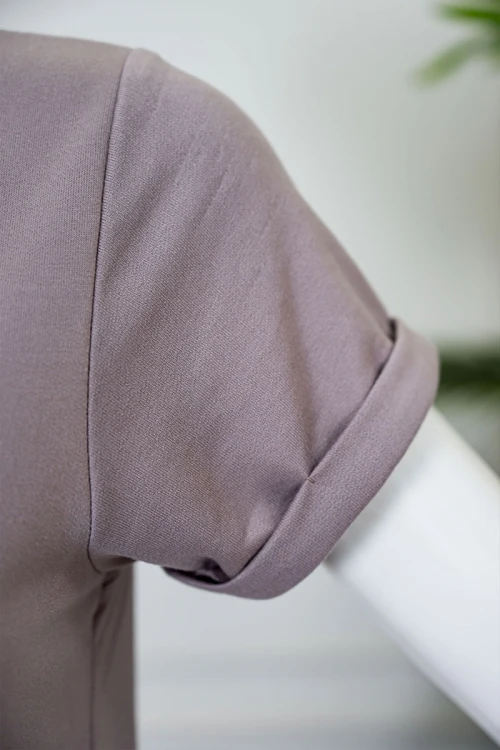 بيجاما نسائية قطعتين لون بنفسجي فاتح مزينة بكتابات من الأمام بلوزة بياقة دائرية و بأكمام قصيرة مع بنطلون طويل برباط في الخصر