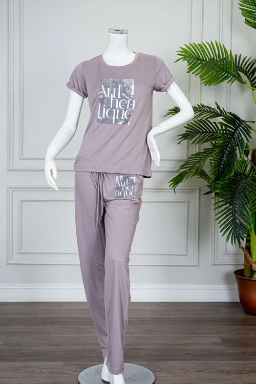 بيجاما نسائية قطعتين لون بنفسجي فاتح مزينة بكتابات من الأمام بلوزة بياقة دائرية و بأكمام قصيرة مع بنطلون طويل برباط في الخصر