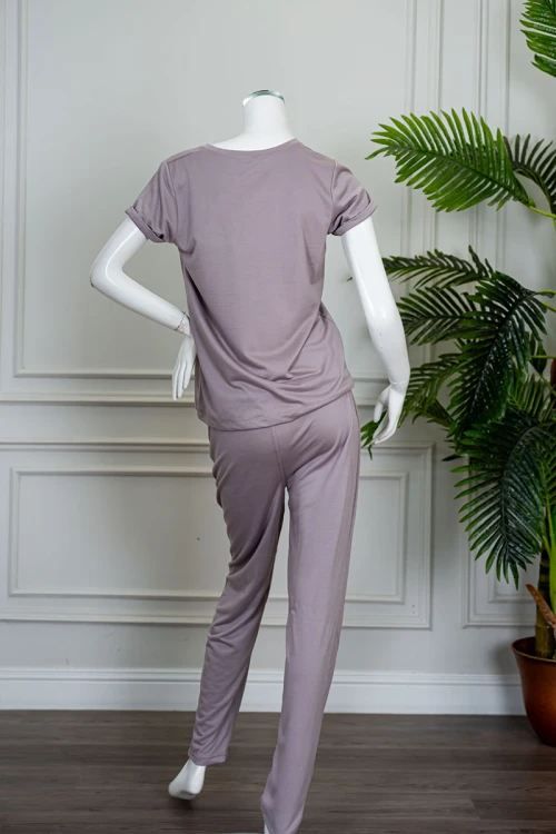 بيجاما نسائية قطعتين لون بنفسجي فاتح مزينة بكتابات من الأمام بلوزة بياقة دائرية و بأكمام قصيرة مع بنطلون طويل برباط في الخصر