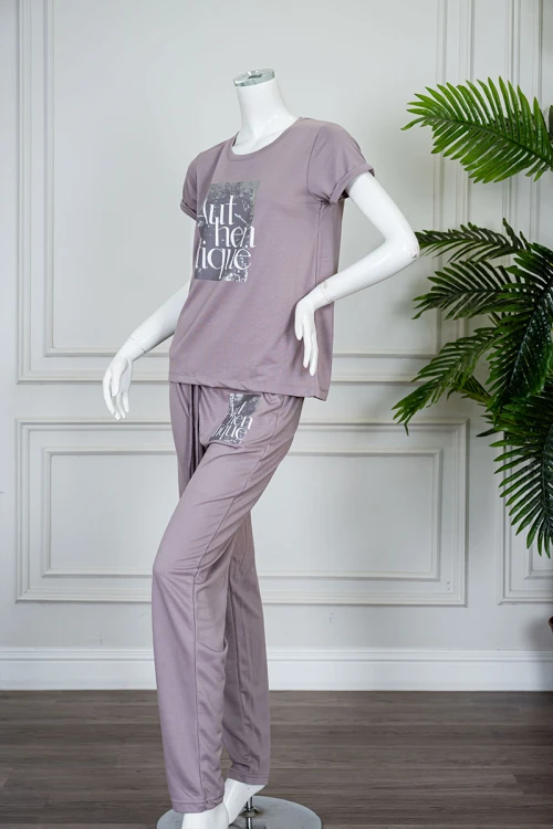 بيجاما نسائية قطعتين لون بنفسجي فاتح مزينة بكتابات من الأمام بلوزة بياقة دائرية و بأكمام قصيرة مع بنطلون طويل برباط في الخصر